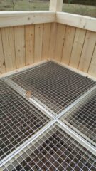 4 verzinkte Industrieroste, 80 x 80 x 3 cm, verbaut in Raufe 185 x 185 cm.