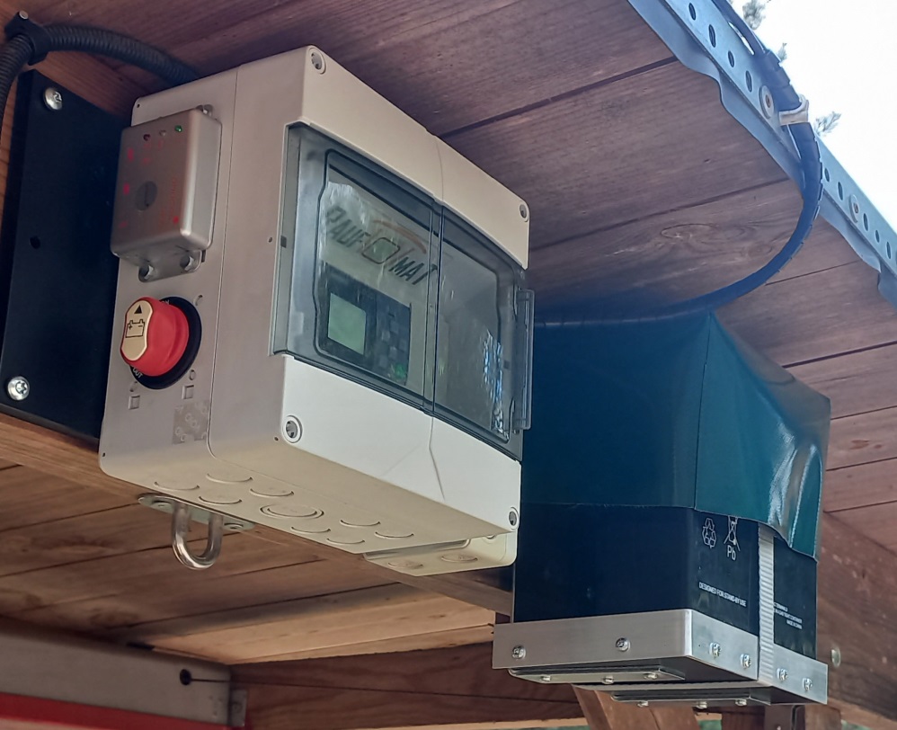 12V-Raufomat Solar Steuerung und Akku, zeitgesteuerte Großballenraufe 12V-Technik